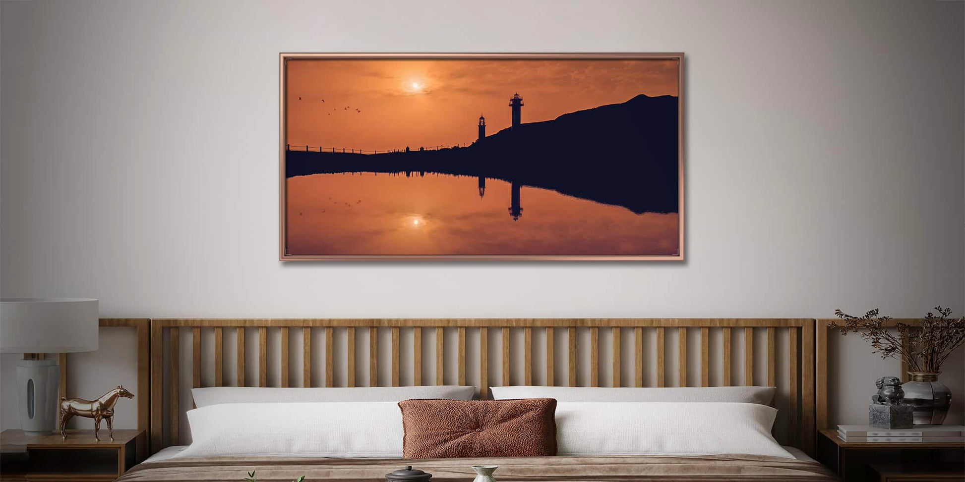 Une chambre joliment décorée dispose d'un lit en bois avec une literie et des oreillers aux tons neutres. Au-dessus du lit est accroché « Un mercredi soir sur la terre » (Îles Canaries) de Fine Art Shots, créant une atmosphère sereine et apaisante dans la pièce.